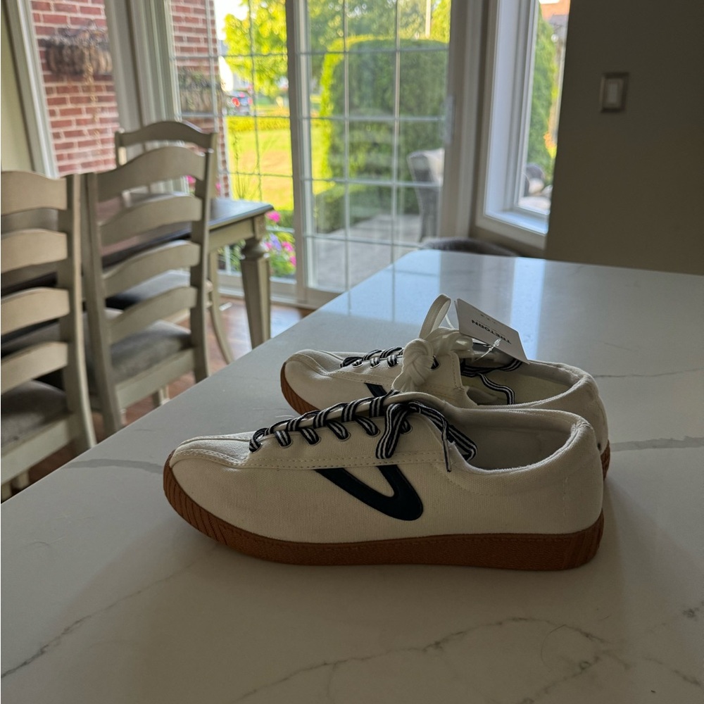 Tretorn tennishoes